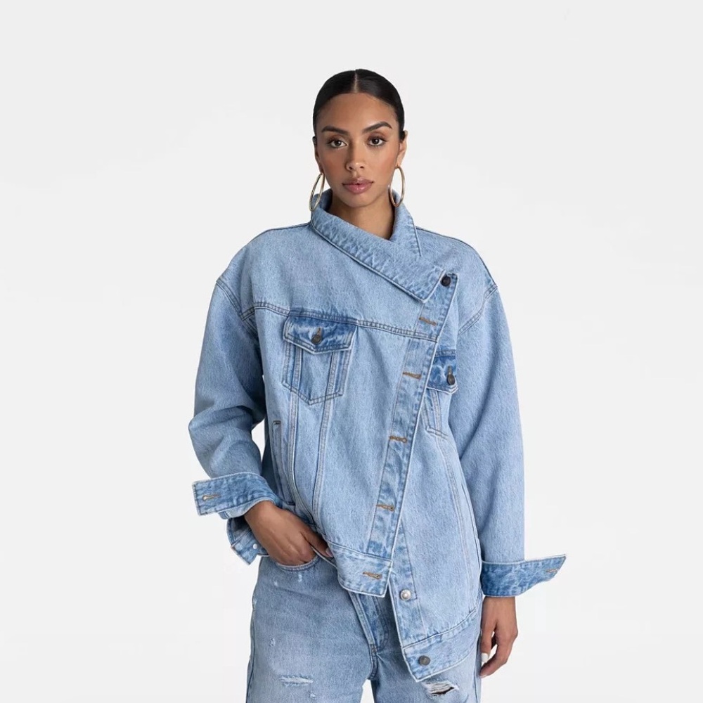 NWT KBB by KAHLANA Women's 'The Denim
Jacket - Light Wash M Asymmetric